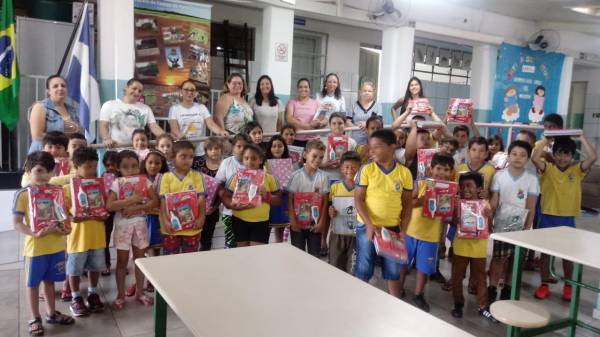 Administração Municipal entrega kits escolares aos estudantes