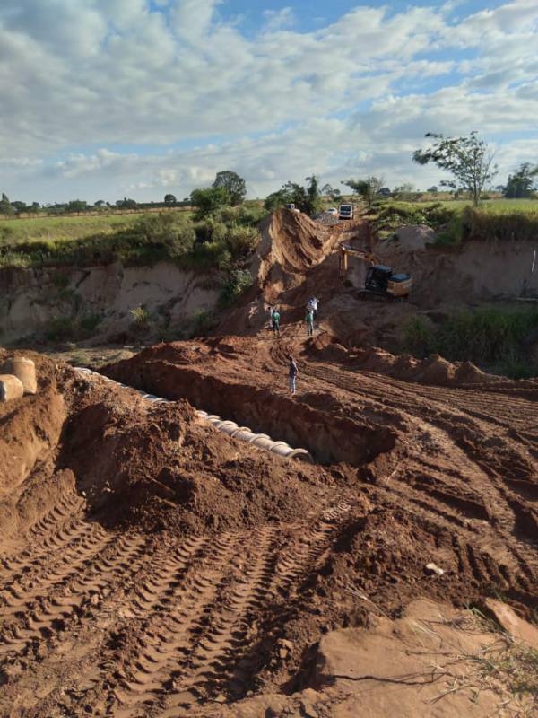 Tubulação do aterro na Estrada Paulista já está no lugar. 