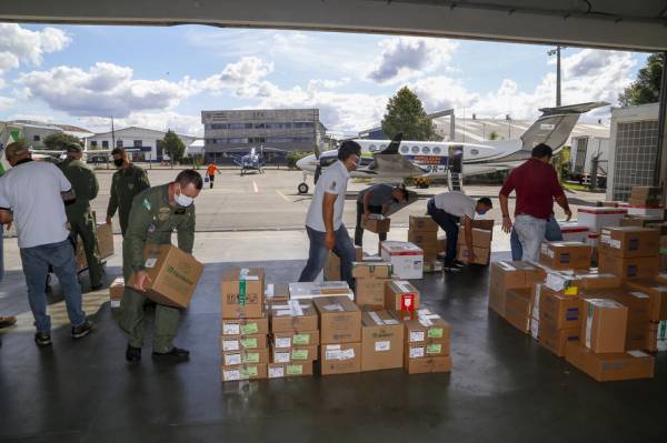 VACINAS – O Paraná recebeu, até o momento, mais de 2,8 milhões de doses da vacina contra a Covid-19 e enviou 664,8 mil doses da vacina contra a Influenza aos municípios.