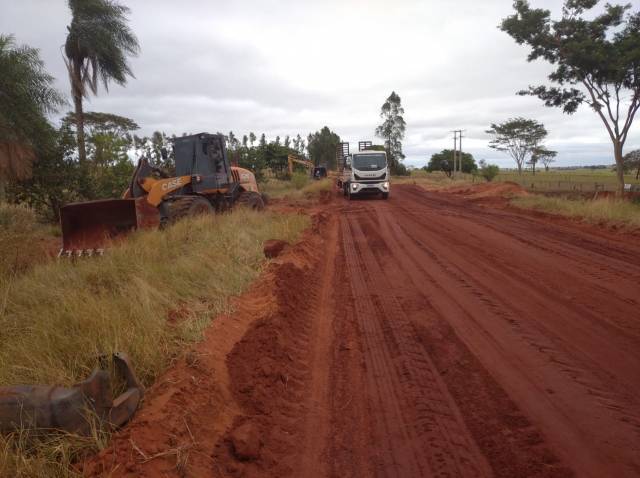 A Secretaria Municipal de Obras do Município de Icaraíma realiza trabalho de recomposição viária na Estrada do Porto Novo na altura do Km 10