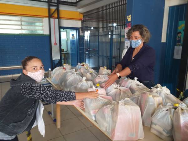 Kit alimentação está sendo entregue aos alunos da Escola Municipal Thais Emerin em Icaraíma