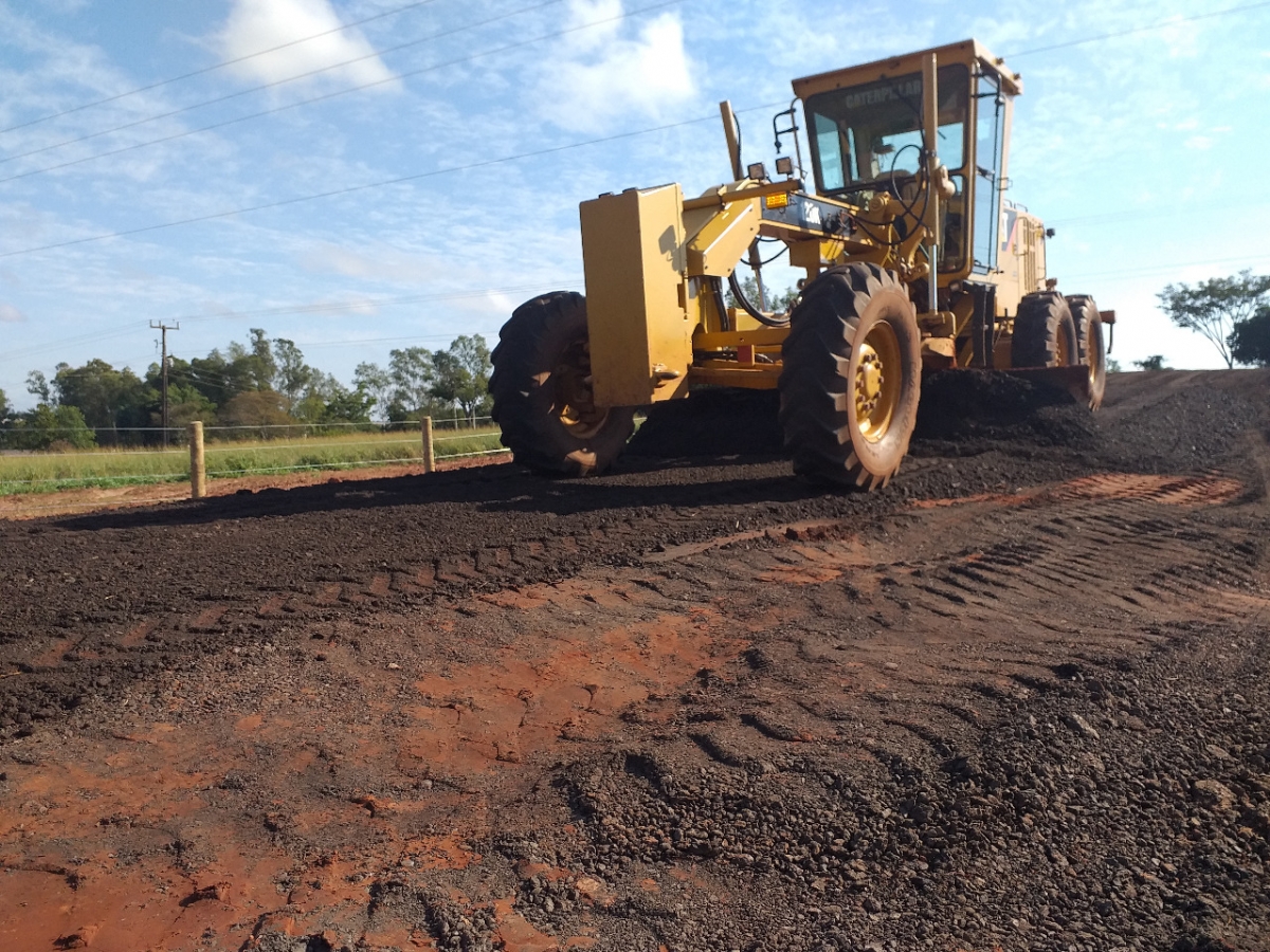 Secretaria de Obras realiza manutenção e readequação nas Estradas 700 e Iguaçu